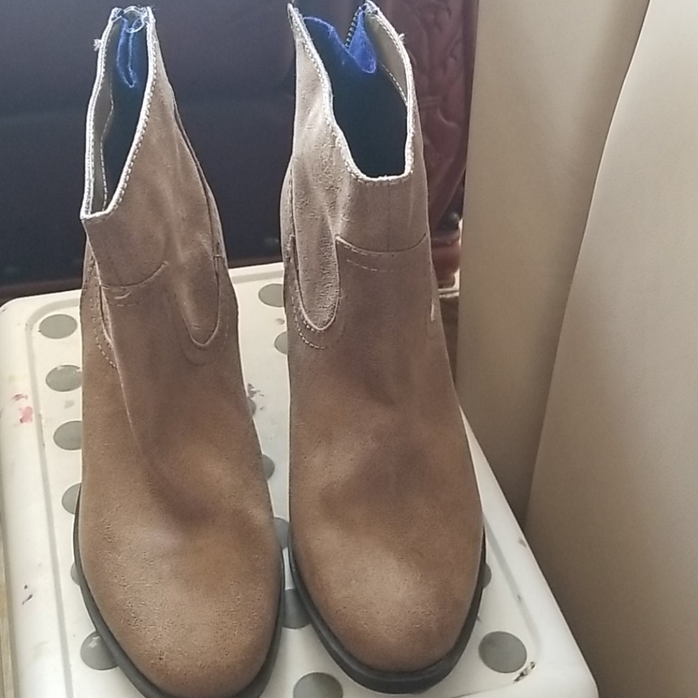 Brown boots with blue zipper details